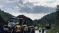 Unfall bei Kupferberg: Traktorengespanne kollidieren bei Starkregen