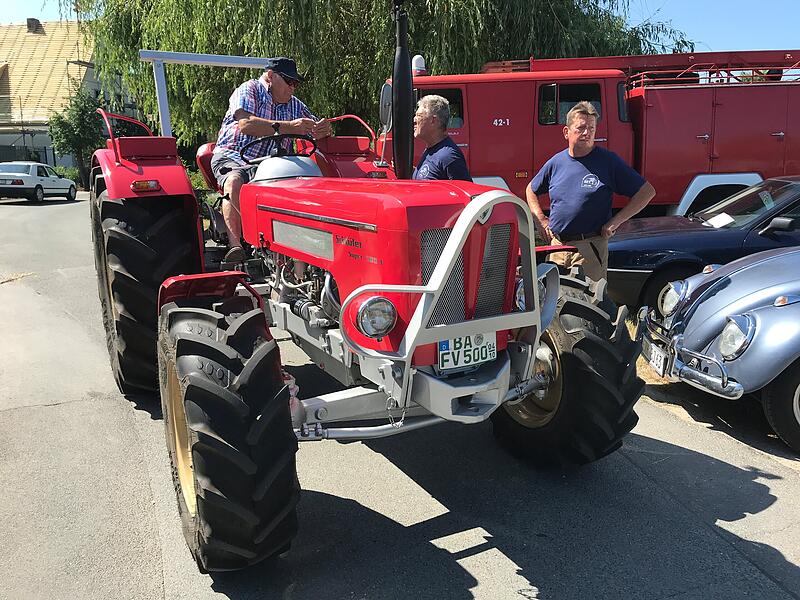 1000 Jahre Ailsbach: Die Oldtimer gl&auml;nzten und tuckerten um die Wette