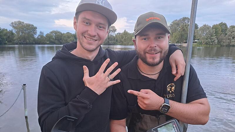 Am Oberwallenstadter Badesee: Andrej (links) ist gl&uuml;cklich, dass er seinen Ehering wieder hat. Janik Ratke hat das verlorene Schmuckst&uuml;ck wiedergefunden.