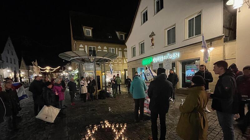 Etwa 50 Personen haben sich um einen aus Lichtern gebildeten Davidstern versammelt. Gemeinsam mit Pfarrer Kühn sprachen sie das Vaterunser.Forchheim & Fränkische Schweiz Etwa 50 Personen haben sich um einen aus Lichtern gebildeten Davidstern versammelt. Gemeinsam mit Pfarrer Kühn sprachen sie das Vaterunser.Forchheim & Fränkische Schweiz