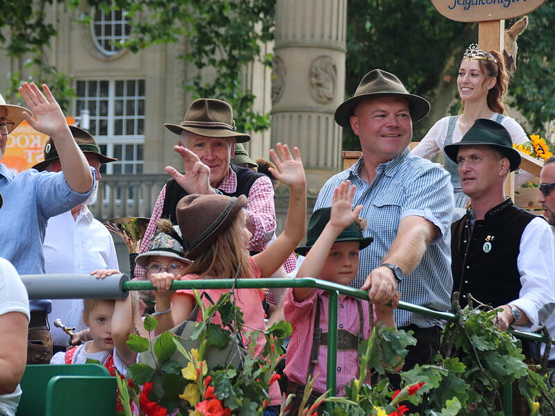 Jagdverein Bad Kissingen und die Jagdhornbl&auml;ser mit der bayrischen Jagdk&ouml;niginDas war der Rakoczy-Festzug 2024 in Bildern