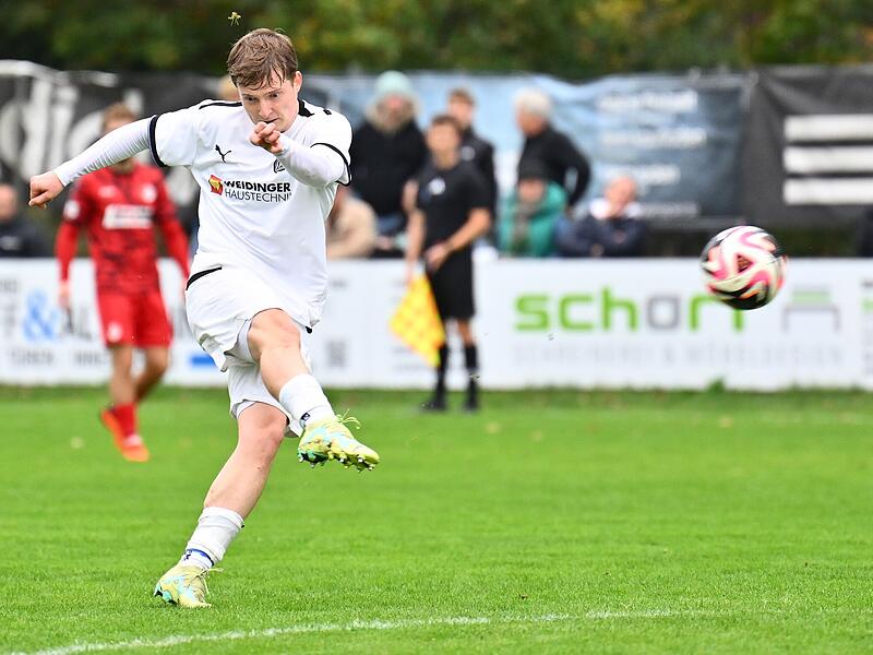 Niklas Bergner erzielt  per Spannstoß das erste Tor für den FC Herzogenaurach. Es folgten noch drei Treffer.