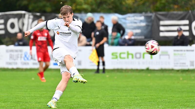 Niklas Bergner erzielt  per Spannstoß das erste Tor für den FC Herzogenaurach. Es folgten noch drei Treffer.