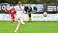 Niklas Bergner erzielt  per Spannstoß das erste Tor für den FC Herzogenaurach. Es folgten noch drei Treffer.
