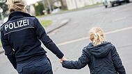 Eine Bundespolizisten kümmert sich um ein Kind Eine Bundespolizisten kümmert sich um ein Kind
