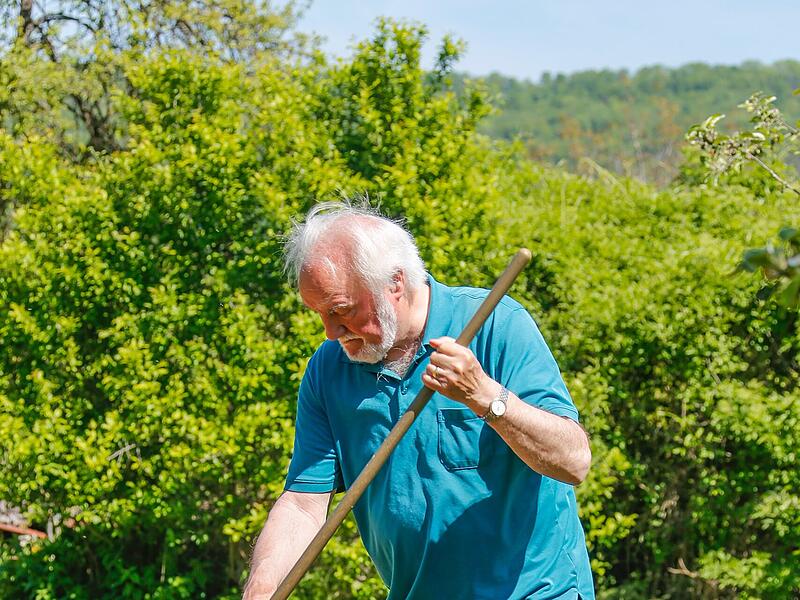 Jupp Schröder hackt regelmäßig die Erde im Gemüsebeet gründlich. So bleibt der Boden länger feucht und das Unkraut hat keine Chance zu wachsen.