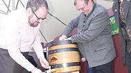 Florian Janik, assistiert von Peter Oberle und David Achatz, zapft das erste Bier.
