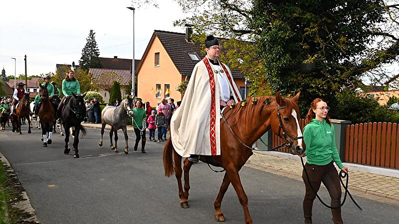Pfarrer Daniel Schuster f&uuml;hrte den Georgiritt zu Pferd an.