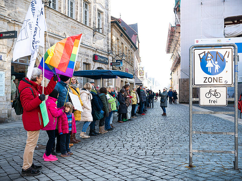 Die sch&ouml;nsten Impressionen von der Menschenkette der Omas gegen Rechts am 8. Februar in Forchheim.