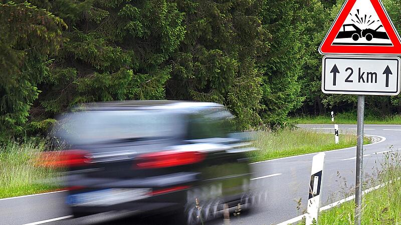 Schnelle Fahrzeuge und enge Kurven sorgen im Landkreis Forchheim  f&uuml;r gef&auml;hrliche Situationen. Manche Ecken sind besonders un&uuml;bersichtlich.Forchheim & Fr&auml;nkische Schweiz