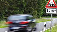 Schnelle Fahrzeuge und enge Kurven sorgen im Landkreis Forchheim  für gefährliche Situationen. Manche Ecken sind besonders unübersichtlich.Forchheim & Fränkische Schweiz