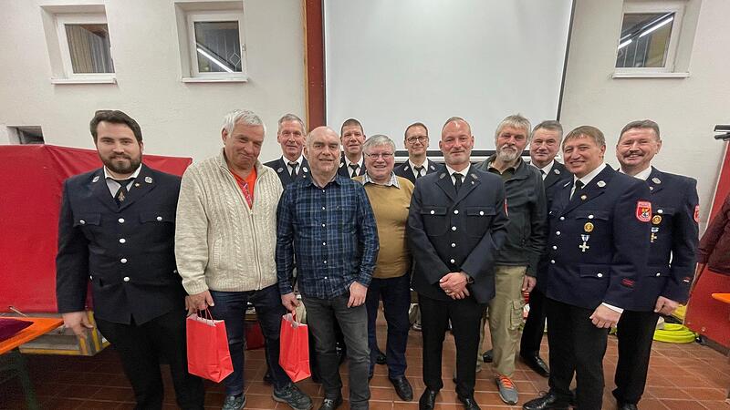 Für langjährige Vereinsmitgliedschaft nahmen die Ehrung entgegen: v. li. 2. Vorsitzender Johannes Sixt, Jürgen Günder, Mathies Konrad, Reinhard Simon, Heiko Ziegler, Alfons Unsleber, Roland Kühnlein, Heiko Dünisch, Vitus Simon, Erich Unsleber, Rai...