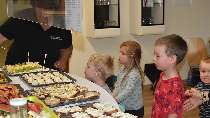 Brote mit regionalem Gem&uuml;se sowie Obst gab es f&uuml;r die Kinder im Waldkindergarten Ramsthal zu probieren.