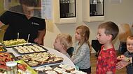 Brote mit regionalem Gemüse sowie Obst gab es für die Kinder im Waldkindergarten Ramsthal zu probieren.
