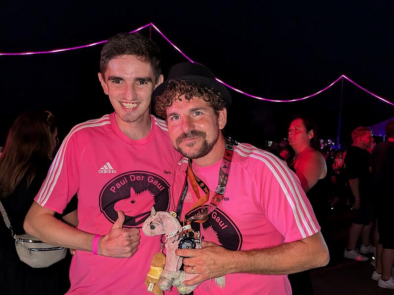 Lutz Reinhold mit Mirco und &bdquo;Paul der Gaul&ldquo; in Willersdorf. Mirco ist mittlerweile geheilt.