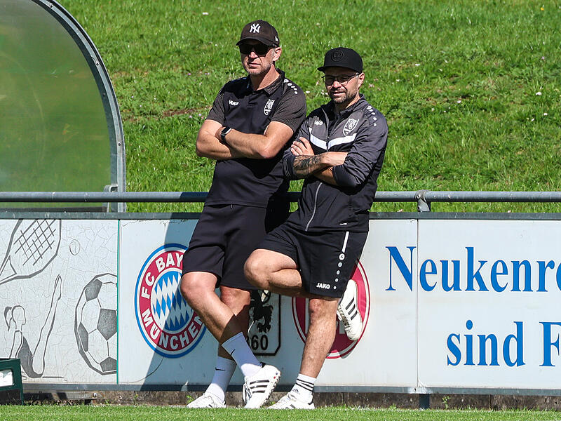 Neukenroths Trainergespann Thomas Lipfert und Michael Herrmann (von links) an der Seitenlinie. Lipfert wird im Mai aufh&ouml;ren.