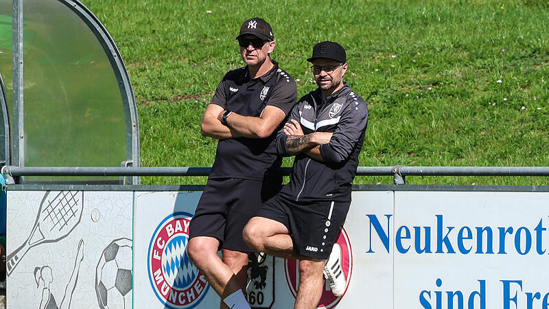Neukenroths Trainergespann Thomas Lipfert und Michael Herrmann (von links) an der Seitenlinie. Lipfert wird im Mai aufh&ouml;ren.
