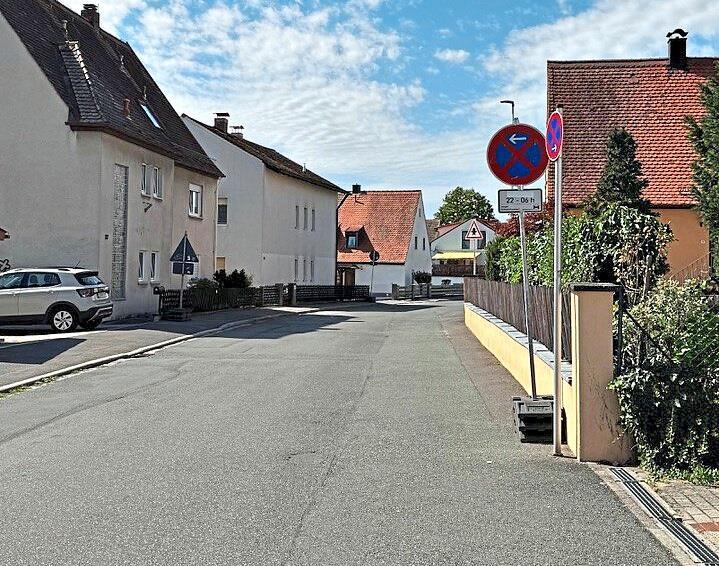 In der engen Vorstadtstraße in Weisendorf weisen Schilder auf das Halteverbot hin. In der engen Vorstadtstraße in Weisendorf weisen Schilder auf das Halteverbot hin.