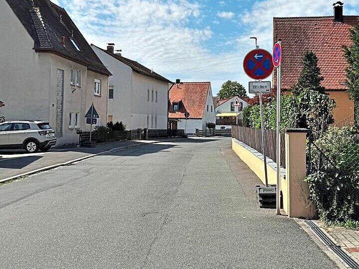 In der engen Vorstadtstra&szlig;e in Weisendorf weisen Schilder auf das Halteverbot hin.