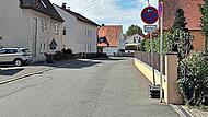 In der engen Vorstadtstraße in Weisendorf weisen Schilder auf das Halteverbot hin. In der engen Vorstadtstraße in Weisendorf weisen Schilder auf das Halteverbot hin.