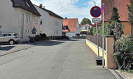 In der engen Vorstadtstra&szlig;e in Weisendorf weisen Schilder auf das Halteverbot hin.