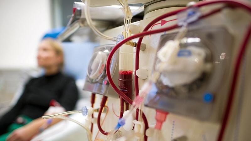 Eine Person sitzt bei der Dialyse