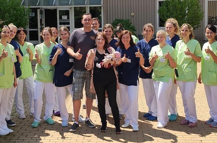 Voller Stolz wurde Emila, die mit 370 Gramm als bisher leichteste Mädchen am Klinikum Coburg zur Welt kam, nach vier Monaten vom Pflegepersonal nach Hause entlassen.