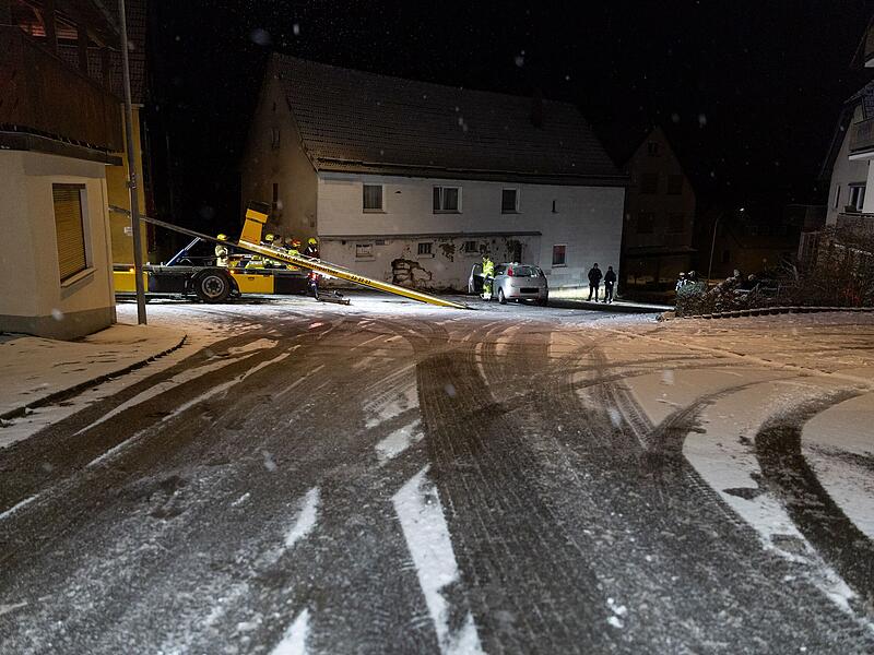 Auto prallt in leerstehendes Gebäude: Vier Verletzte bei Verkehrsunfall