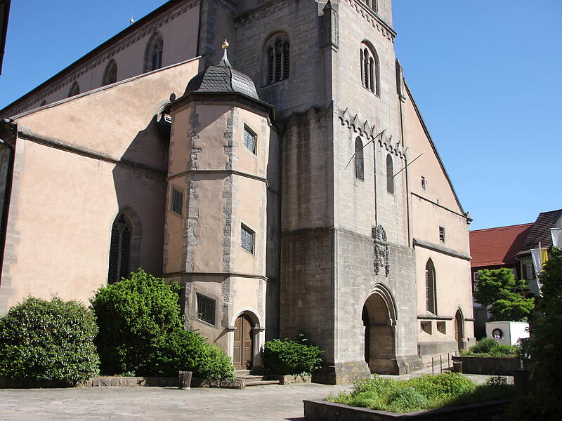 Das Dach des rechten Seitenschiffs der Kirche muss saniert und stabilisiert werden.