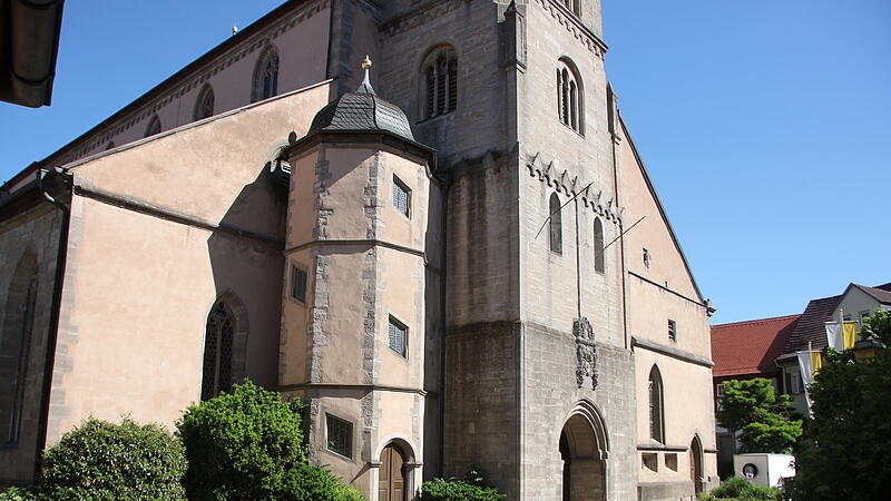 Das Dach des rechten Seitenschiffs der Kirche muss saniert und stabilisiert werden.
