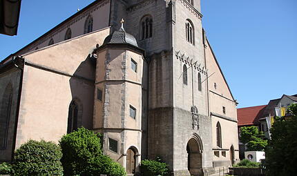 Das Dach des rechten Seitenschiffs der Kirche muss saniert und stabilisiert werden.