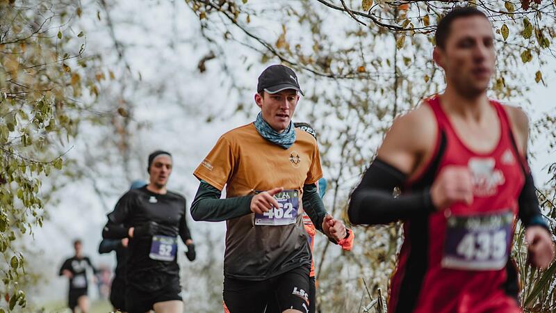 Niklas Buchholz (Mitte) setzte sich in der neuen Bestzeit von 33:12 Minuten durch.