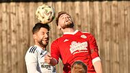 Hoch hinaus will der Lichtenfelser Lukasz Jankowiak (rechts, hier im Kopfballduell mit dem Coburger Gökhan Sener) mit dem FC Lichtenfels. Der 25-jährige Stürmer könnte sich einen Aufstieg in die Bayernliga gut vorstellen, doch zunächst steht am Sa...