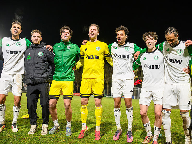 Hier freut sich die Mannschaft des SC Eltersdorf k&uuml;rzlich nach dem Sieg &uuml;ber den W&uuml;rzburger FV. Geht es nach dem Verein, k&ouml;nnten die Quecken k&uuml;nftig in der Regionalliga jubeln.