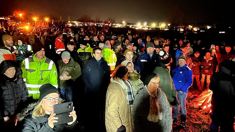 Mehr als 200 Menschen waren zum Mahnfeuer in Adelsdorf gekommen.