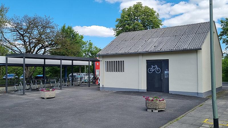 Der Schuppen am Bahnhof Münnerstadt wurde zur Schließanlage für Fahrräder.