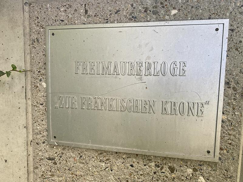 Ein weiteres Schild am Eingang der Freimaurerloge in Coburg