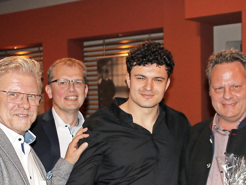 Die Kulmbacher Stadtspitze mit Oberb&uuml;rgermeister Ingo Lehmann (rechts) sowie den B&uuml;rgermeistern Frank Wilzok und Ralf Hartnack (von links) gratuliert Merlin Hummel.