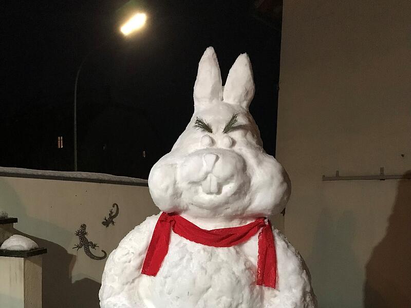 &bdquo;Bei dieser Schneemenge bot es sich an, wieder mal kreativ zu werden. Schlie&szlig;lich ist Ostern nicht mehr weit, selbst die Schokohasen machen sich schon in den Regalen breit.&ldquo;