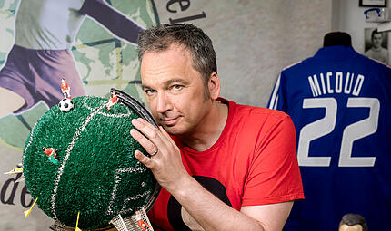 Arnd Zeigler gastiert mit seinem Programm &bdquo;Immer Gl&uuml;ck ist K&ouml;nnen! Zeiglers wunderbare Welt des Fu&szlig;balls - LIVE&ldquo; am 1.. M&auml;rz in Bamberg.