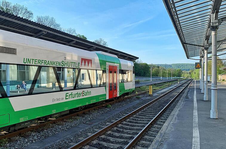Weiter geht es mit der grün-weißen Erfurter Bahn. Weiter geht es mit der grün-weißen Erfurter Bahn.