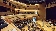 Außen ein Rundbau, innen ein Achteck: Blick in den Saal.