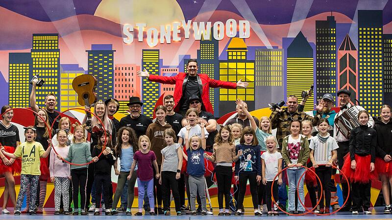 Die Stars und Sternchen aus „Stoneywood“ freuen sich mit Sitzungspräsident Andreas Alles (hinten Mitte) auf ihre Gäste. Die Stars und Sternchen aus „Stoneywood“ freuen sich mit Sitzungspräsident Andreas Alles (hinten Mitte) auf ihre Gäste.