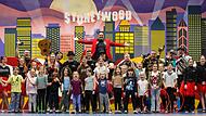 Die Stars und Sternchen aus „Stoneywood“ freuen sich mit Sitzungspräsident Andreas Alles (hinten Mitte) auf ihre Gäste. Die Stars und Sternchen aus „Stoneywood“ freuen sich mit Sitzungspräsident Andreas Alles (hinten Mitte) auf ihre Gäste.