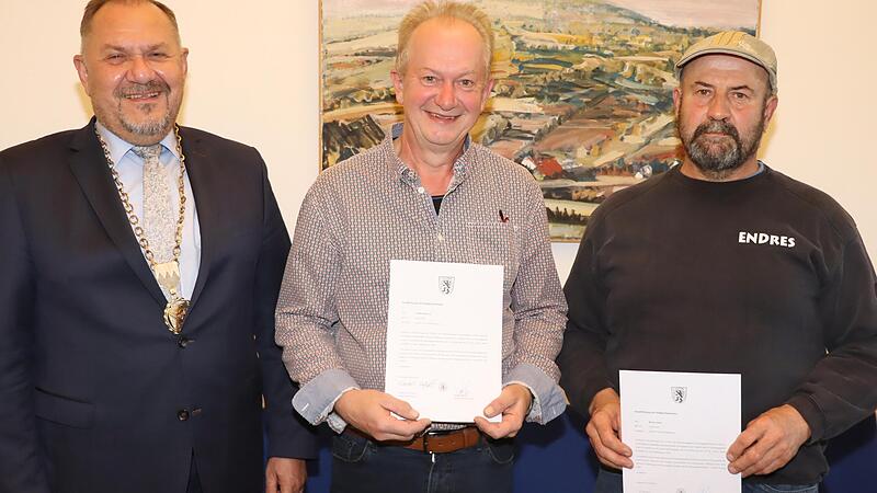 Im Bild nach der Vereidigung (von links): Zweiter B&uuml;rgermeister Matthias M&uuml;ller und die beiden neuen Feldgeschworenen Herbert Witterauf und Werner Endres.