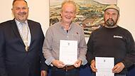 Im Bild nach der Vereidigung (von links): Zweiter Bürgermeister Matthias Müller und die beiden neuen Feldgeschworenen Herbert Witterauf und Werner Endres. Im Bild nach der Vereidigung (von links): Zweiter Bürgermeister Matthias Müller und die beiden neuen Feldgeschworenen Herbert Witterauf und Werner Endres.