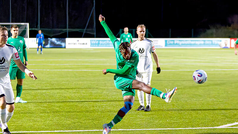 Im Kreisligaspiel des TSV Neudrossenfeld II gegen den SV Motschenbach zieht der Neudrossenfelder Cocou Gaglozoun akrobatisch ab.Fußballfotos Wochenende 15/16. November Im Kreisligaspiel des TSV Neudrossenfeld II gegen den SV Motschenbach zieht der Neudrossenfelder Cocou Gaglozoun akrobatisch ab.