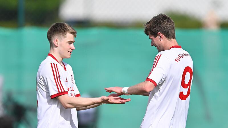 Samuel Vietoris (l.) und Moritz Hager freuen sich &uuml;ber das 4:0 der Spieli.