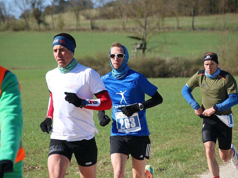 Strahlender Sonnenschein, aber nur niedrige Plusgrade erwartete die L&auml;ufer beim 19. Obermain-Marathon rund um Bad Staffelstein. Die Marathon-Strecke f&uuml;hrte wieder an den beiden Wahrzeichen der Kurstadt, dem Kloster Banz und der Basilika Vierzehnheiligen vorbei.