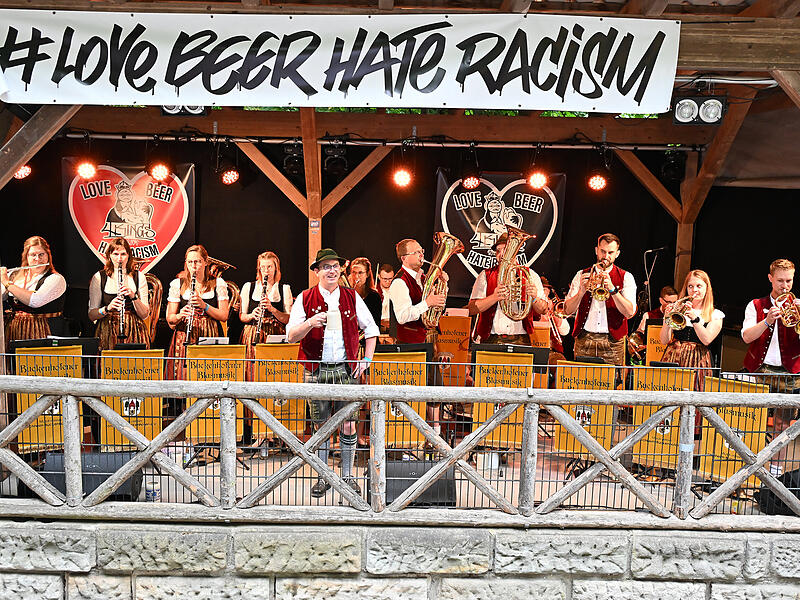 "#love beer hate racism" - Zu Deutsch: Liebe Bier, hasse Rassismus. Damit setzte das 4 Kings im Kellerwald ein eindeutiges Statement.